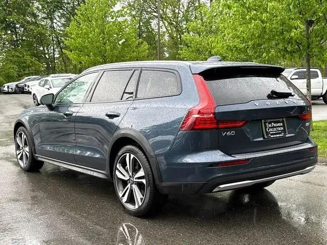 2025 Volvo V60 Cross Country Plus, B5 AWD Gas (mild hybrid)