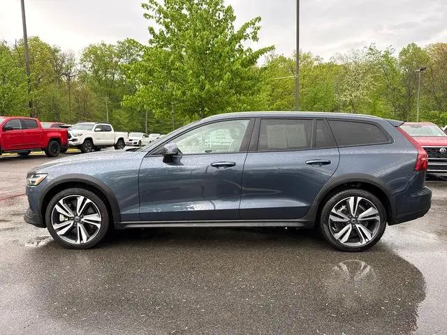 2025 Volvo V60 Cross Country Plus, B5 AWD Gas (mild hybrid)