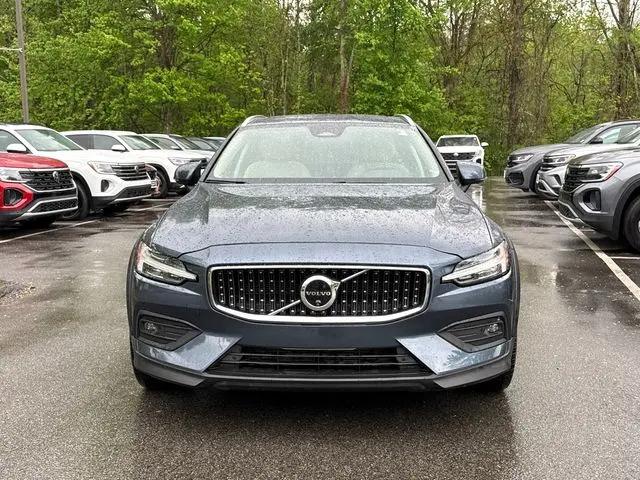2025 Volvo V60 Cross Country Plus, B5 AWD Gas (mild hybrid)