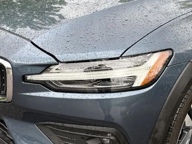 2025 Volvo V60 Cross Country Plus, B5 AWD Gas (mild hybrid)