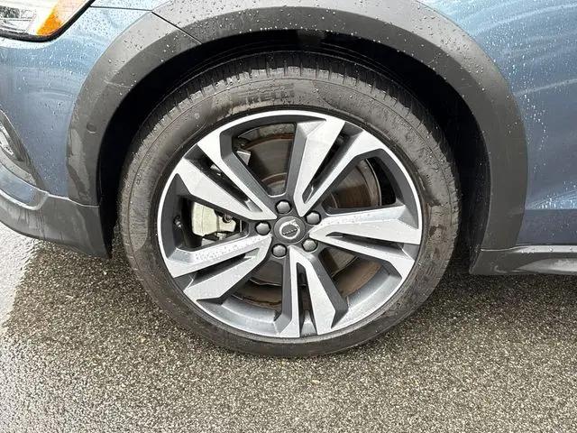 2025 Volvo V60 Cross Country Plus, B5 AWD Gas (mild hybrid)