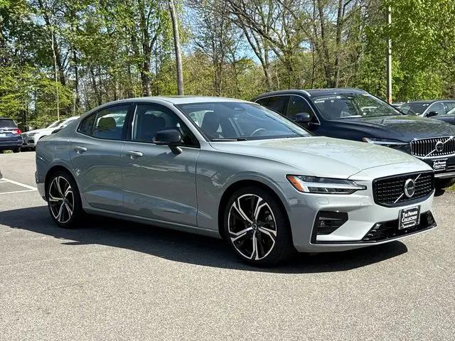 2024 Volvo S60 B5 Core Dark Theme