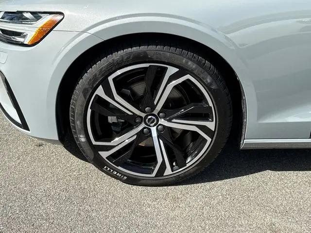 2024 Volvo S60 B5 Core Dark Theme