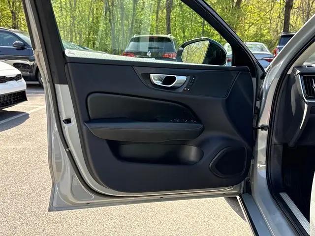 2024 Volvo S60 B5 Core Dark Theme