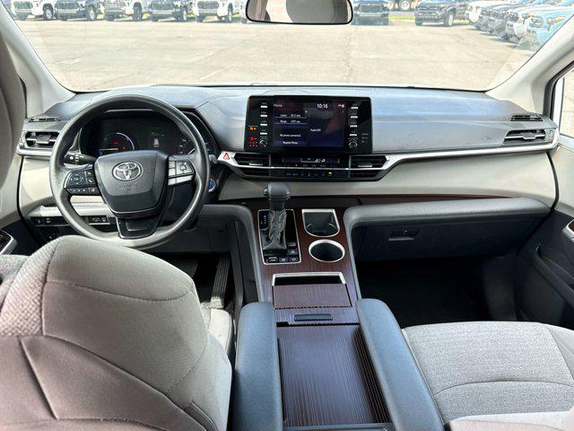 2024 Toyota Sienna LE