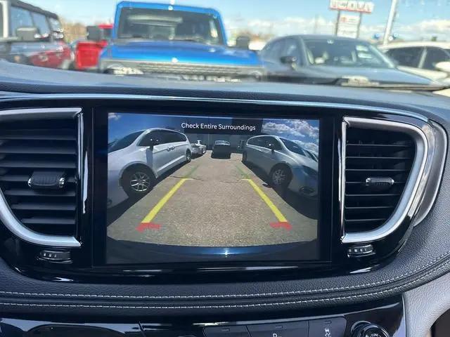 2024 Chrysler Pacifica Hybrid Select