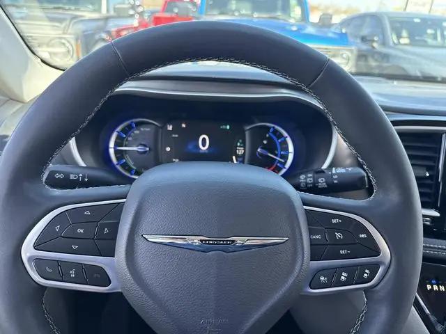 2024 Chrysler Pacifica Hybrid Select
