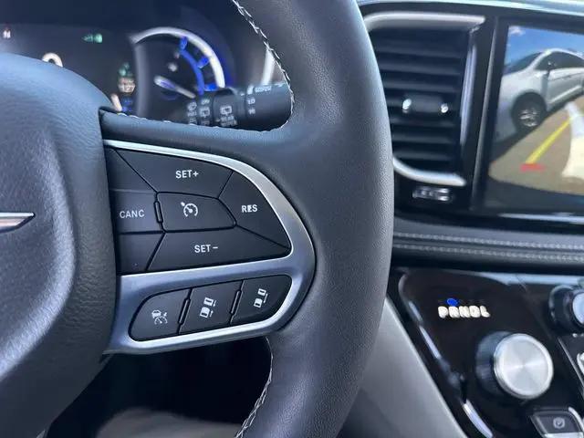 2024 Chrysler Pacifica Hybrid Select