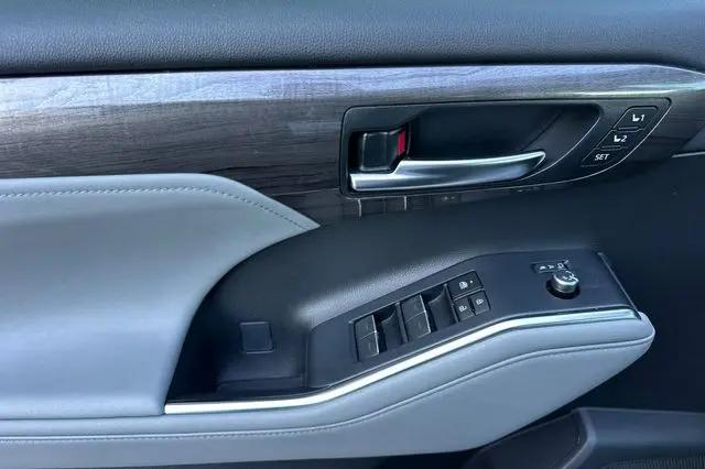 2023 Toyota Highlander Platinum