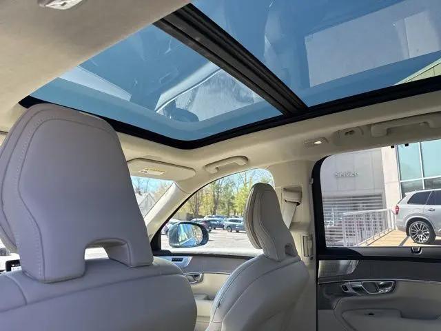 2025 Volvo XC90 Plug-In Hybrid T8 Ultra 6-Seater