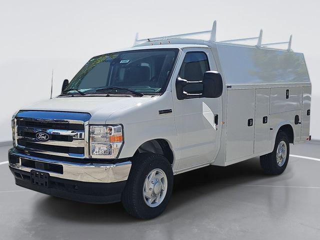 2026 Ford E-350 Cutaway Base