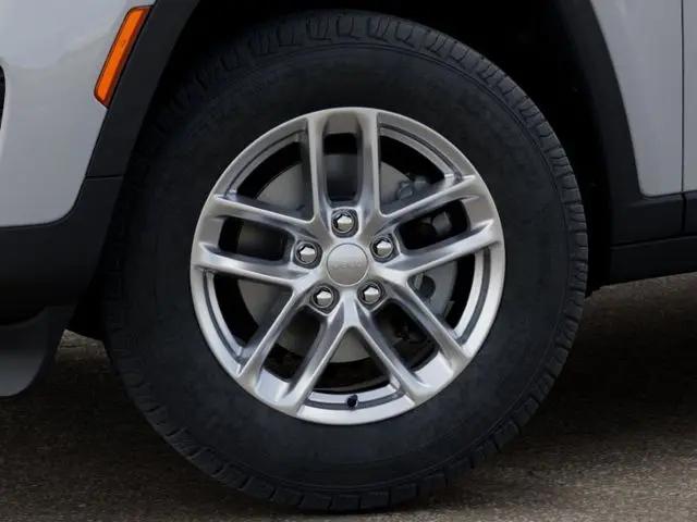 2026 Jeep Grand Cherokee Laredo 4x2