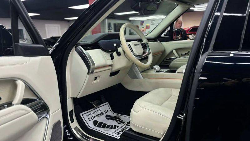2024 Land Rover Range Rover P615 SV