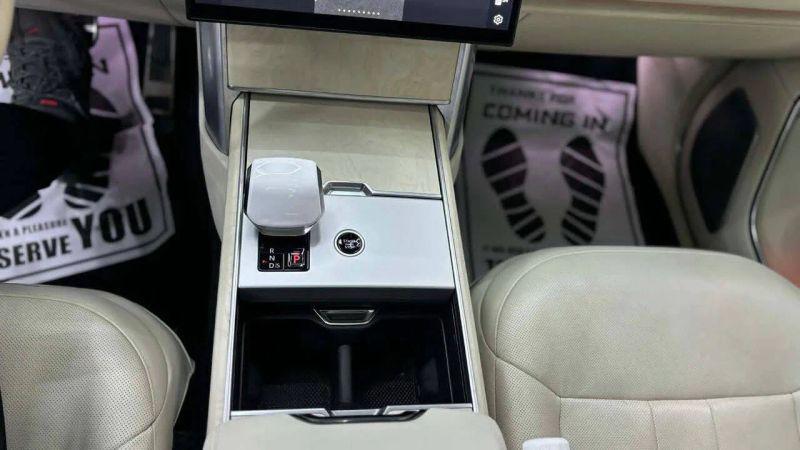 2024 Land Rover Range Rover P615 SV