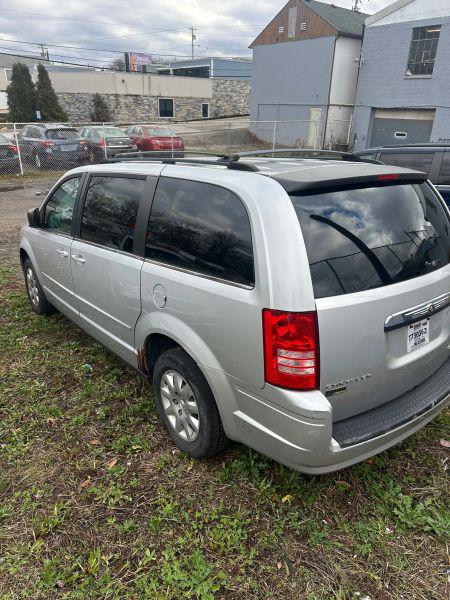2010 Chrysler Town & Country LX