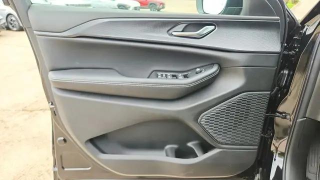 2026 Jeep Grand Cherokee Altitude 4x2
