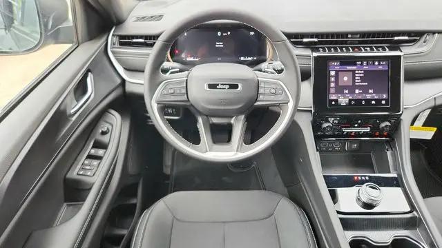 2026 Jeep Grand Cherokee Altitude 4x2