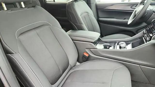 2026 Jeep Grand Cherokee Altitude 4x2
