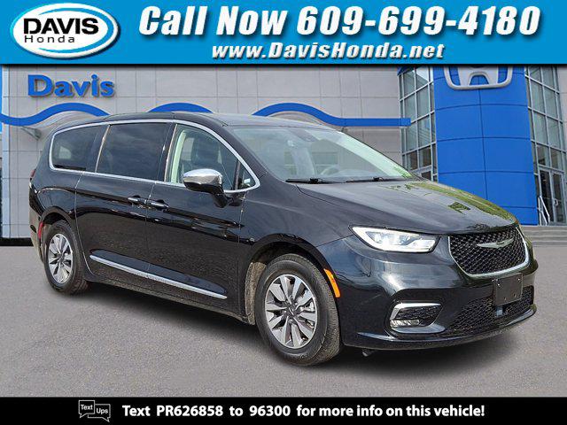 2023 Chrysler Pacifica Hybrid Limited Hybrid's photo