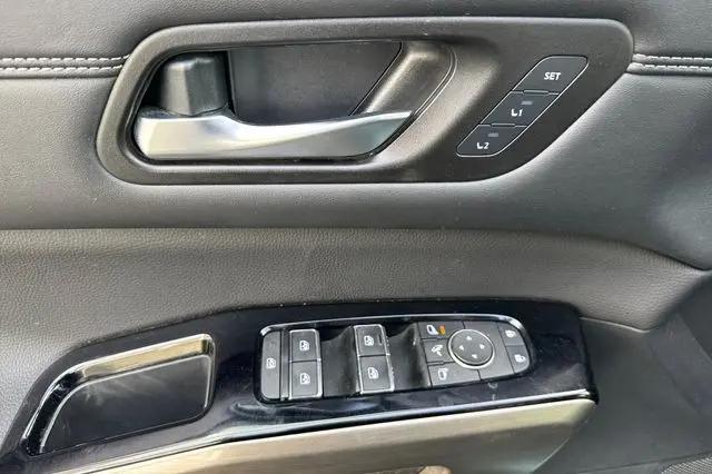 2023 Nissan Pathfinder Platinum FWD