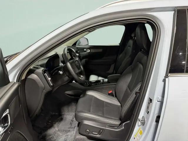 2025 Volvo XC40 B5 Core Bright Theme