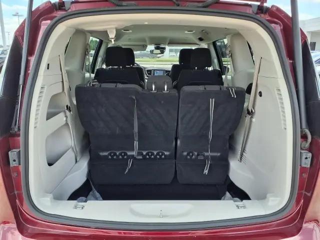 2023 Chrysler Voyager LX