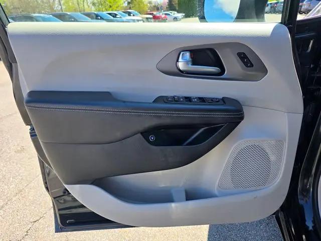 2023 Chrysler Pacifica Hybrid Touring L