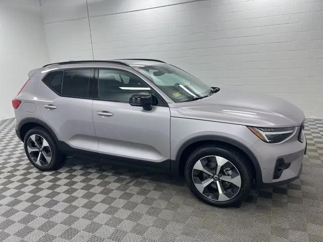 2026 Volvo XC40 Plus, B5 AWD Gas (mild hybrid), Dark