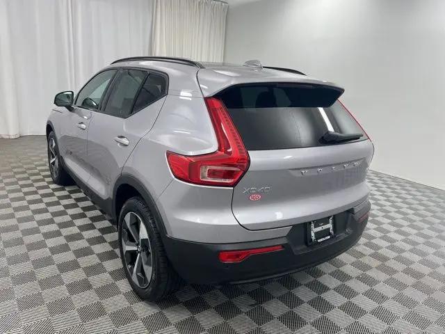 2026 Volvo XC40 Plus, B5 AWD Gas (mild hybrid), Dark