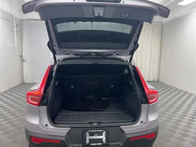 2026 Volvo XC40 Plus, B5 AWD Gas (mild hybrid), Dark