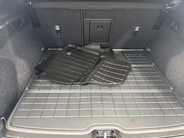 2026 Volvo XC40 Plus, B5 AWD Gas (mild hybrid), Dark