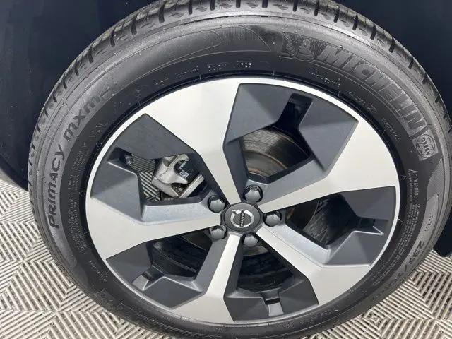2026 Volvo XC40 Plus, B5 AWD Gas (mild hybrid), Dark