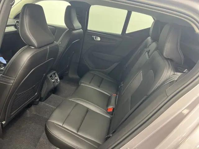 2026 Volvo XC40 Plus, B5 AWD Gas (mild hybrid), Dark