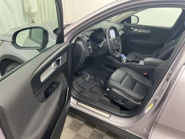 2026 Volvo XC40 Plus, B5 AWD Gas (mild hybrid), Dark
