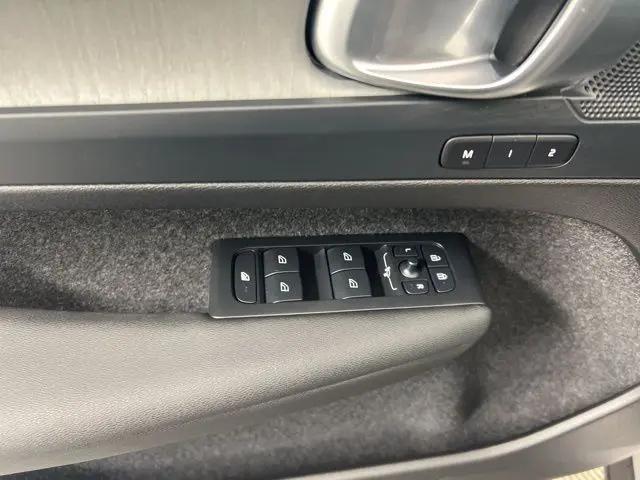 2026 Volvo XC40 Plus, B5 AWD Gas (mild hybrid), Dark