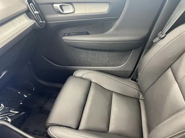 2026 Volvo XC40 Plus, B5 AWD Gas (mild hybrid), Dark