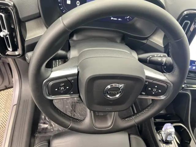 2026 Volvo XC40 Plus, B5 AWD Gas (mild hybrid), Dark