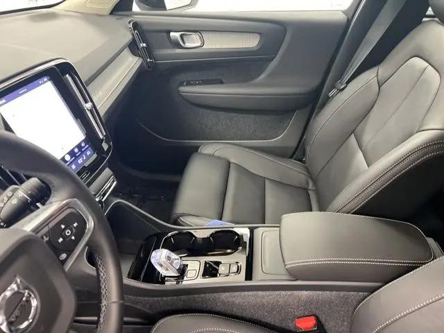2026 Volvo XC40 Plus, B5 AWD Gas (mild hybrid), Dark