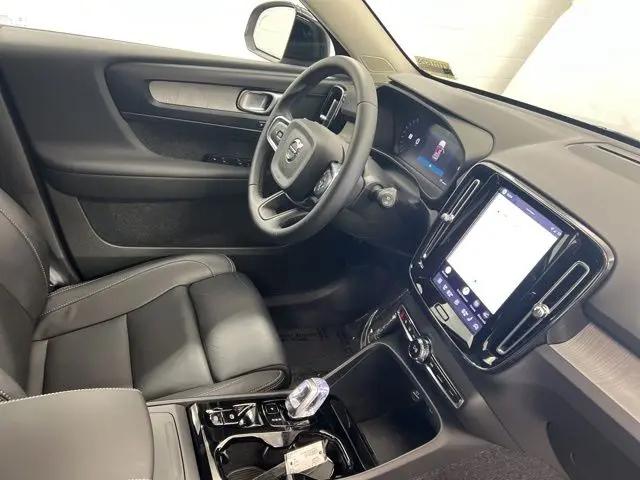 2026 Volvo XC40 Plus, B5 AWD Gas (mild hybrid), Dark