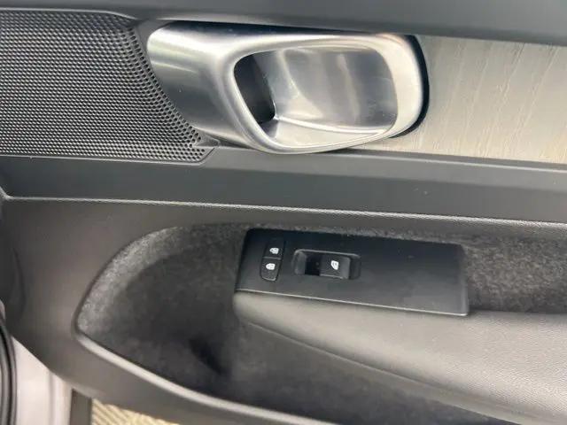 2026 Volvo XC40 Plus, B5 AWD Gas (mild hybrid), Dark