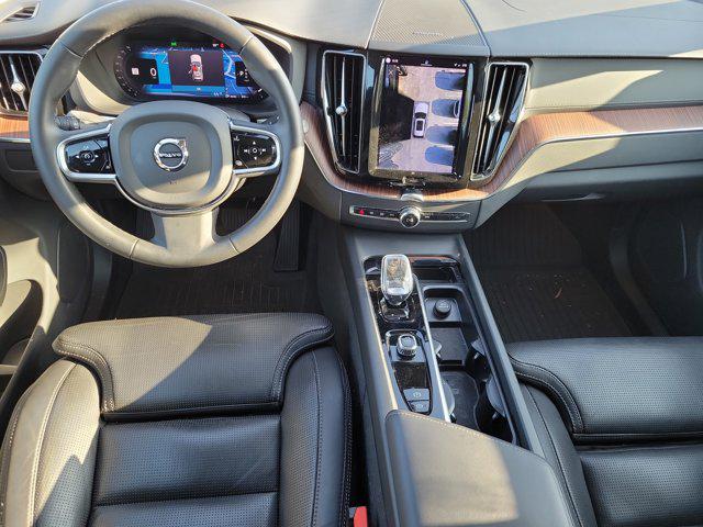 2023 Volvo XC60 B5 Ultimate Bright Theme