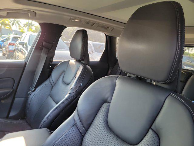 2023 Volvo XC60 B5 Ultimate Bright Theme