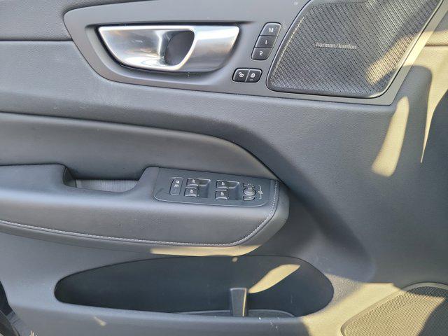 2023 Volvo XC60 B5 Ultimate Bright Theme