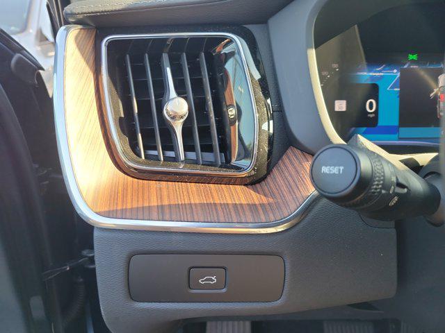 2023 Volvo XC60 B5 Ultimate Bright Theme