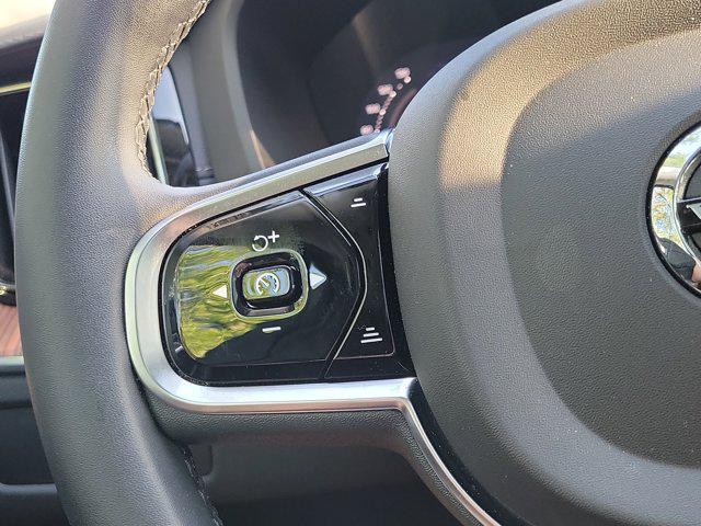 2023 Volvo XC60 B5 Ultimate Bright Theme