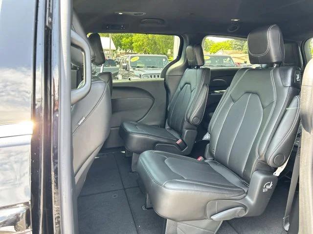 2027 Chrysler Pacifica Select