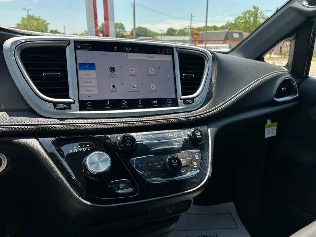 2027 Chrysler Pacifica Select