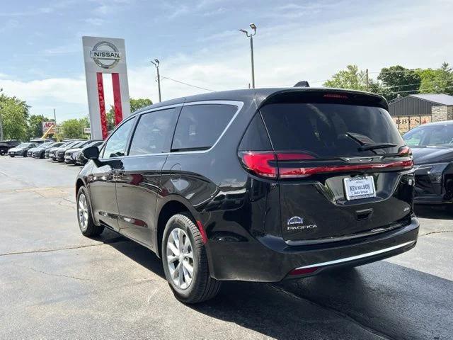 2027 Chrysler Pacifica Select