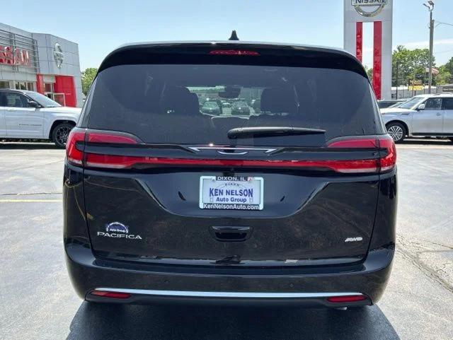 2027 Chrysler Pacifica Select