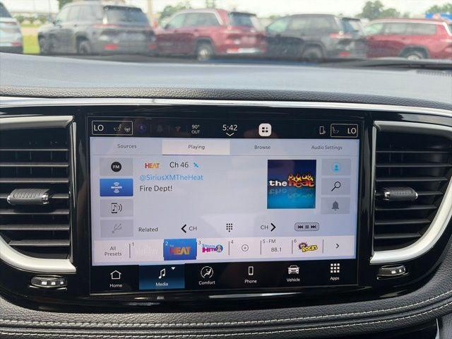 2027 Chrysler Pacifica Select